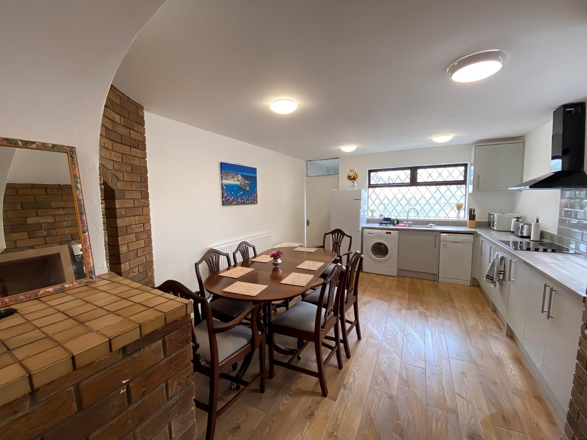 4-Bedroom Home - Perfect For Those Working In Bridgend - By Tailored Accommodation Exteriör bild