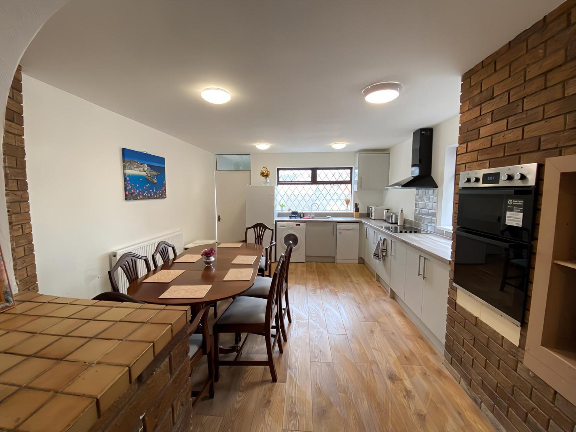 4-Bedroom Home - Perfect For Those Working In Bridgend - By Tailored Accommodation Exteriör bild