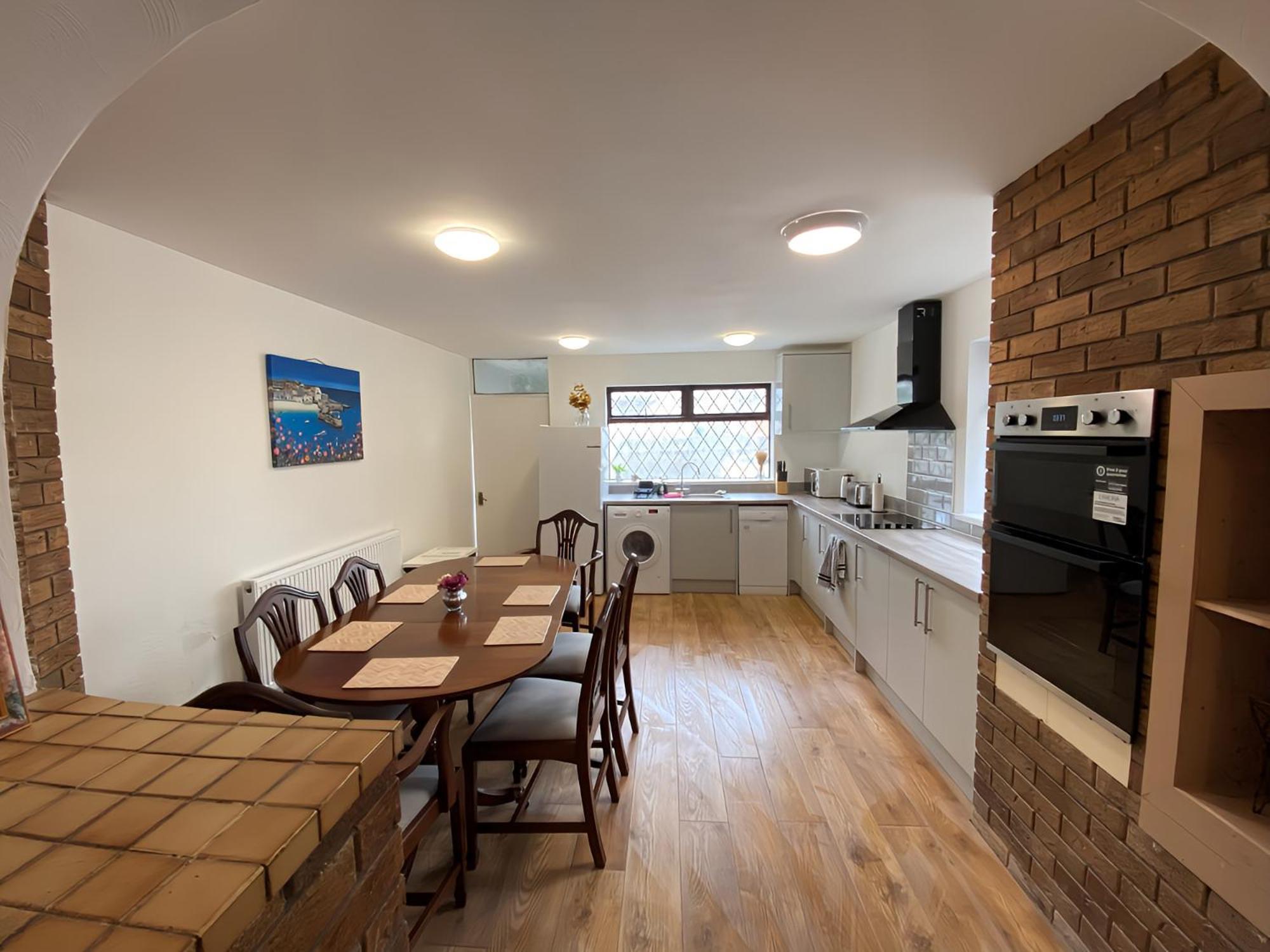 4-Bedroom Home - Perfect For Those Working In Bridgend - By Tailored Accommodation Exteriör bild